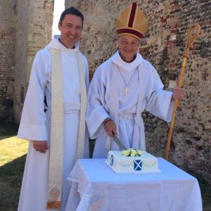 The Bishop of Dunwich and Rev Canon Simon Pitcher cutting the cake